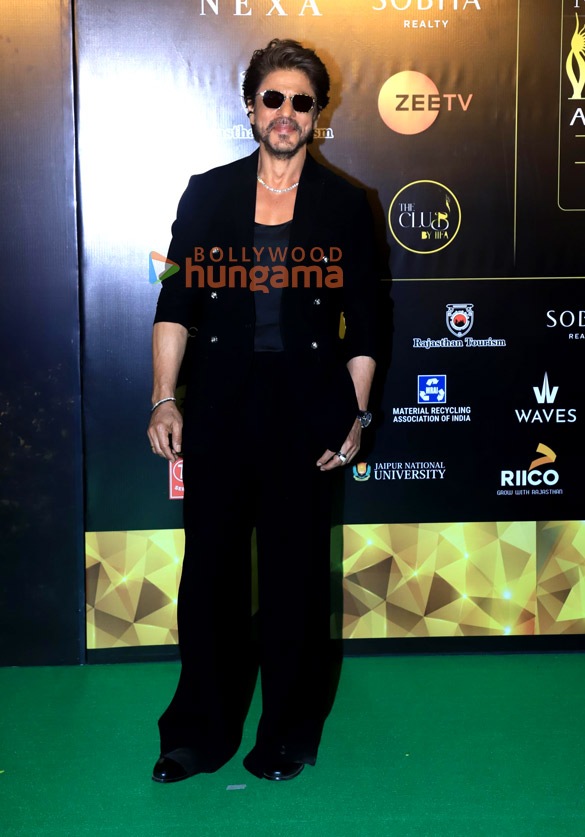 photos shah rukh khan katrina kaif kareena kapoor khan kriti sanon and others grace the green carpet of iifa awards 2025 11