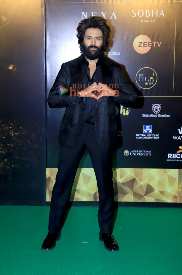 photos shah rukh khan katrina kaif kareena kapoor khan kriti sanon and others grace the green carpet of iifa awards 2025 9