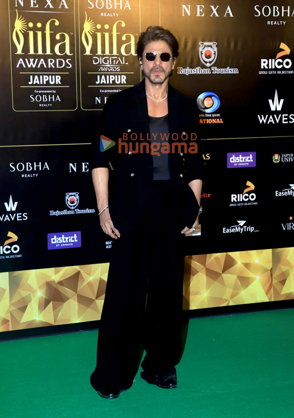 photos shah rukh khan katrina kaif kareena kapoor khan kriti sanon and others grace the red carpet on day 2 of the iifa awards 2025 18
