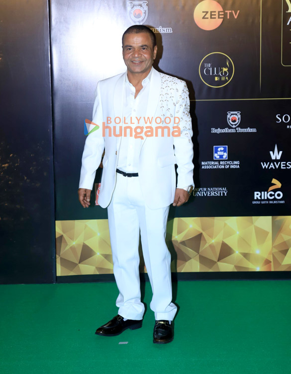 photos shah rukh khan katrina kaif kareena kapoor khan kriti sanon and others grace the red carpet on day 2 of the iifa awards 2025 25