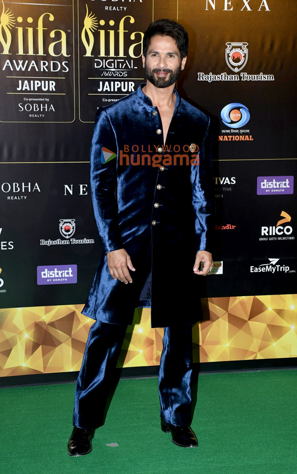 photos shah rukh khan katrina kaif kareena kapoor khan kriti sanon and others grace the red carpet on day 2 of the iifa awards 2025 7