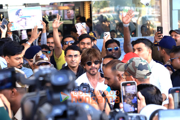 photos shah rukh khan snapped at jaipur airport for iifa 2025 3