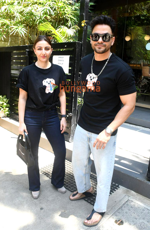 photos soha ali khan and kunal kemmu snapped outside a restaurant in bandra 1