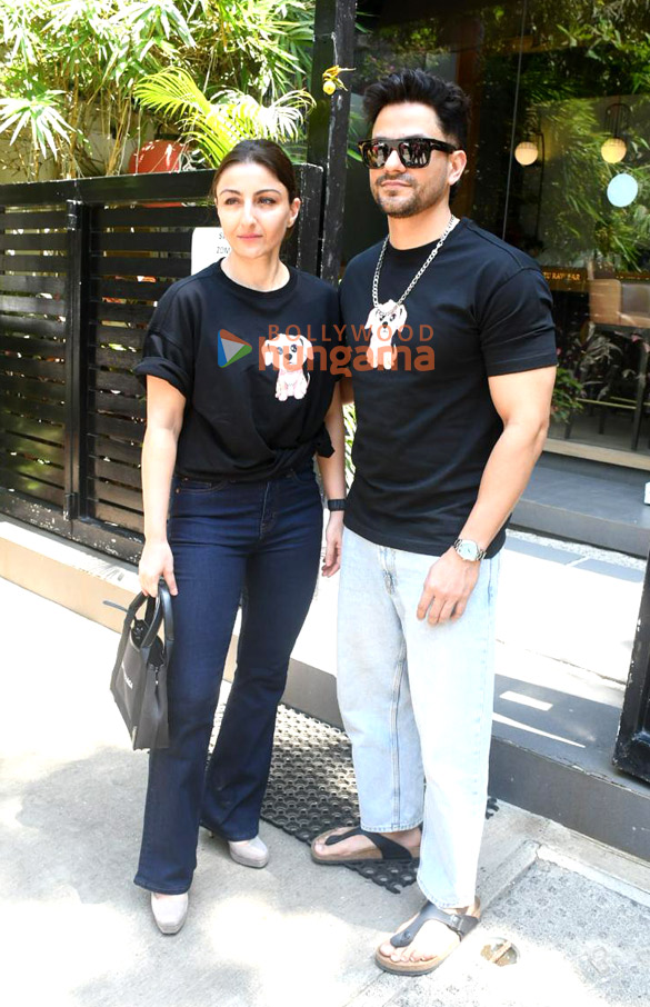 photos soha ali khan and kunal kemmu snapped outside a restaurant in bandra 2