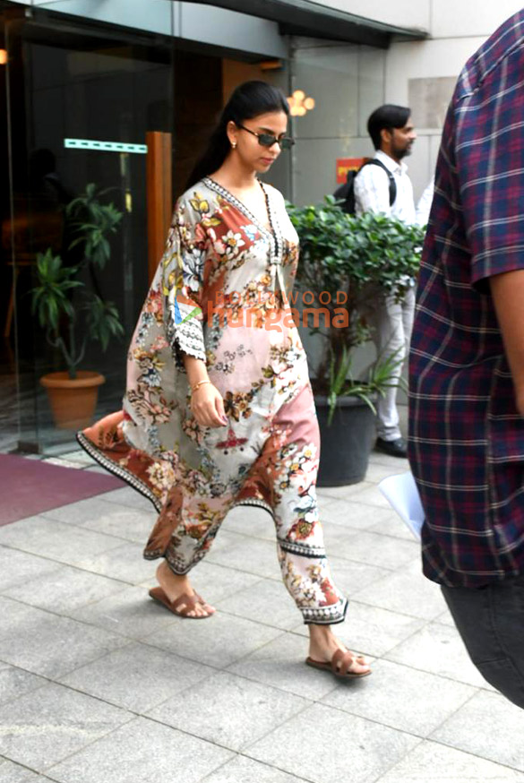 photos suhana khan snapped at bandra 2
