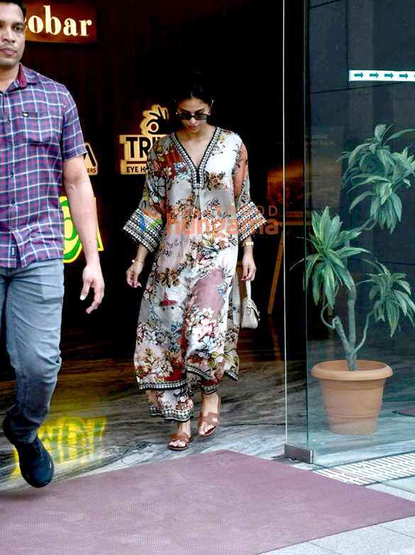 photos suhana khan snapped at bandra 6