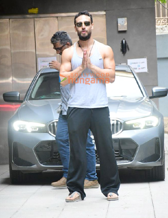 photos tiger shroff snapped outside the gym in bandra 4