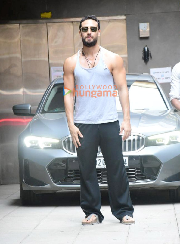 photos tiger shroff snapped outside the gym in bandra 5