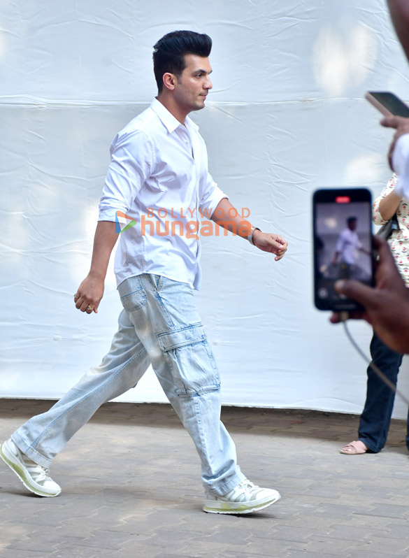 photos vicky kaushal ayan mukerji others snapped at deb mukherjees prayer meet 10