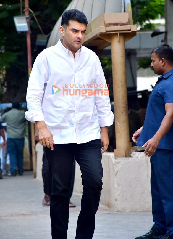 photos vicky kaushal ayan mukerji others snapped at deb mukherjees prayer meet 11