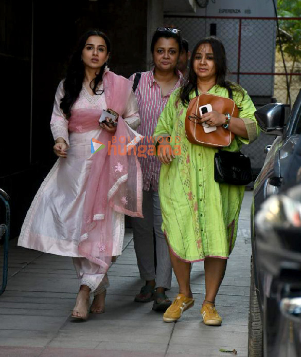 photos vidya balan snapped in bandra 1 4
