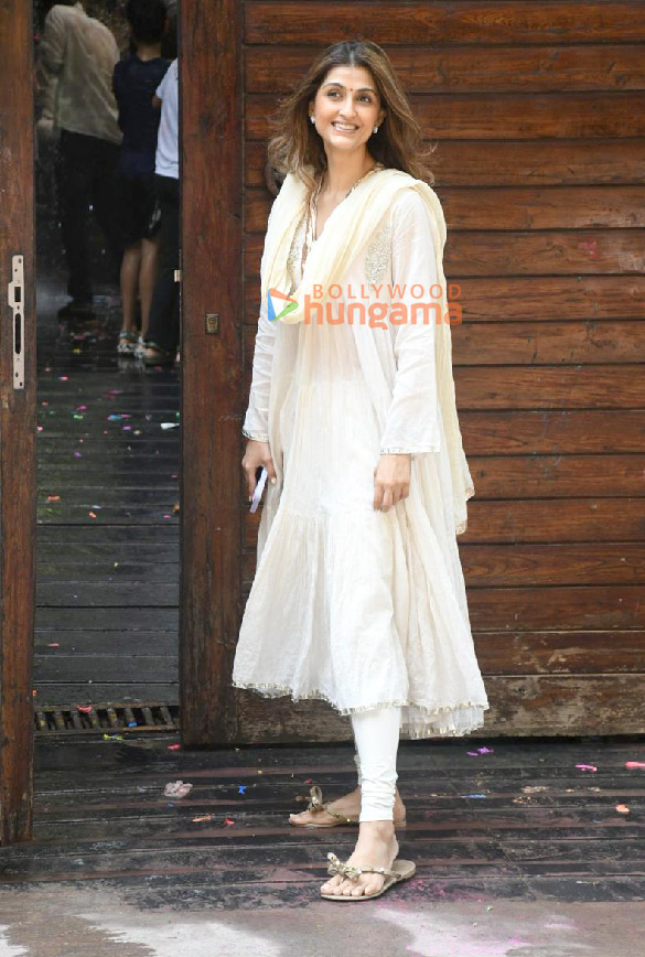 photos vijay varma pragya kapoor and akanksha malhotra snapped outside raveena tandons house for holi celebration 6