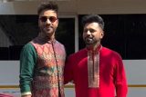 Vicky Jain & Rahul Vaidya posing together in traditional wear