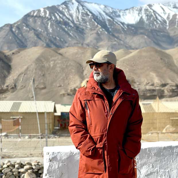 Aanand L Rai drops picture from Leh days after beginning Benaras schedule of Tere Ishk Mein