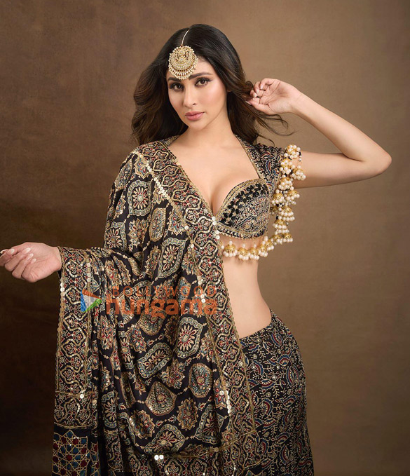 mouni roy 3 230