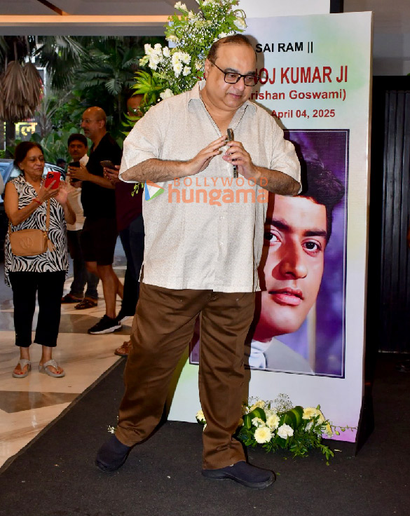 photos aamir khan farhan akhtar esha deol and others snapped at manoj kumars prayer meet 1 3