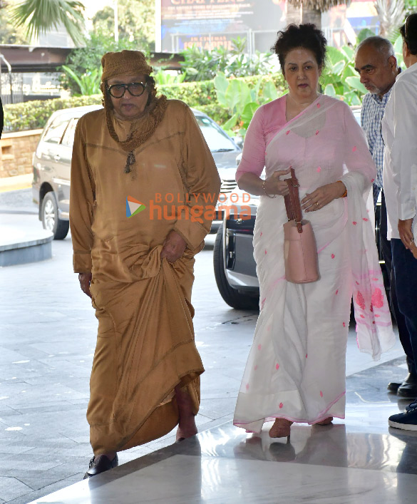 photos aamir khan farhan akhtar esha deol and others snapped at manoj kumars prayer meet 16