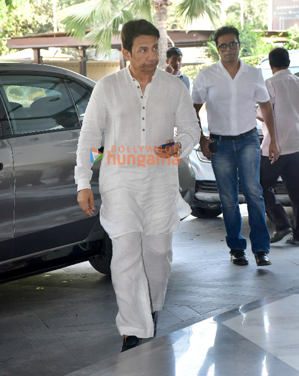 photos aamir khan farhan akhtar esha deol and others snapped at manoj kumars prayer meet 3