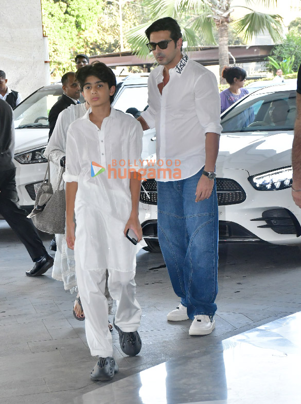 photos aamir khan farhan akhtar esha deol and others snapped at manoj kumars prayer meet 9