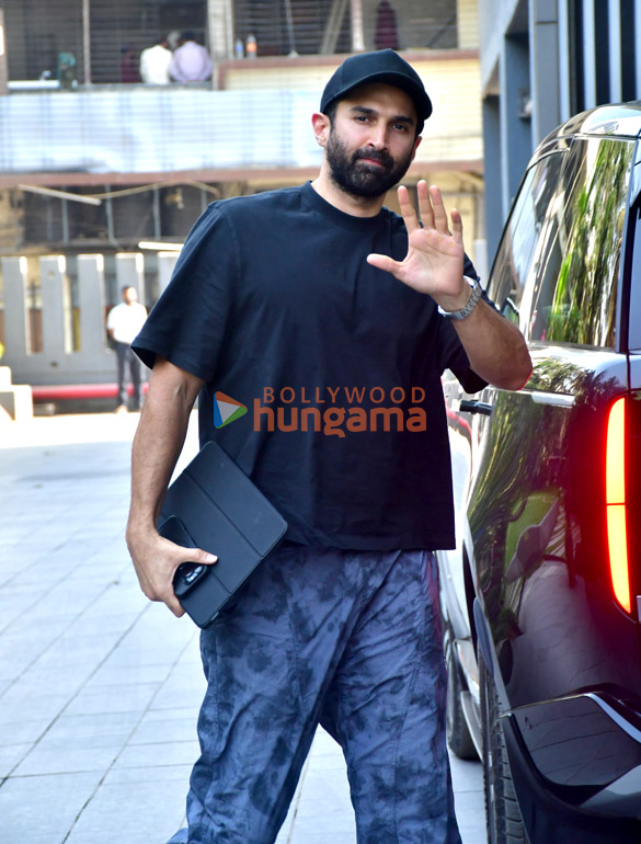 photos aditya roy kapur snapped in andheri 1 5