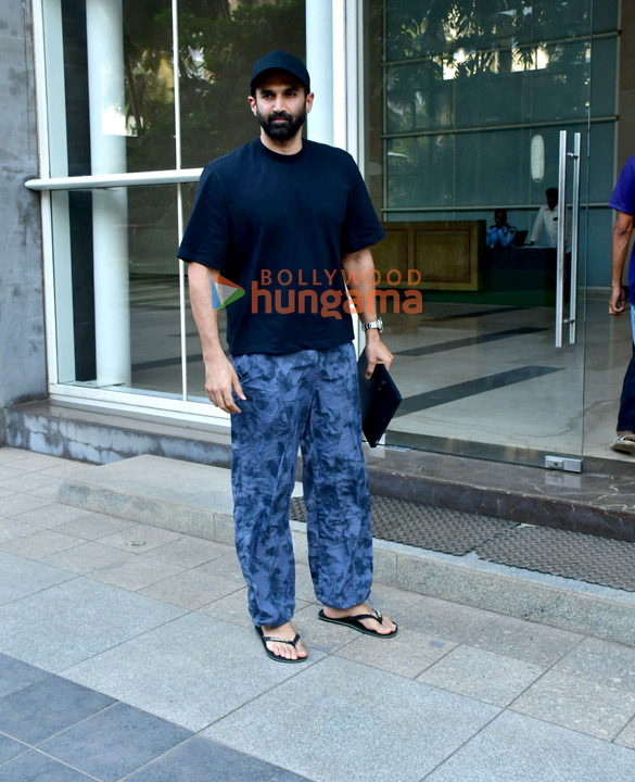 photos aditya roy kapur snapped in andheri 3 5