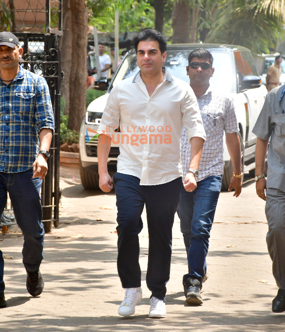 photos celebs attend manoj kumars funeral 2 3