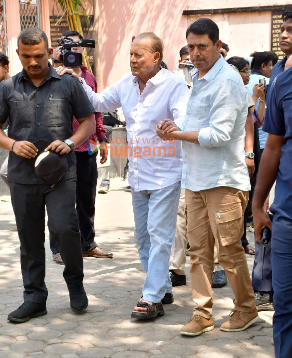 photos celebs attend manoj kumars funeral 3 3