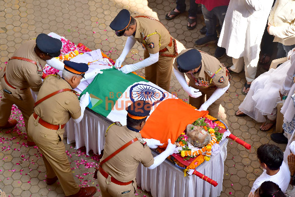 photos celebs attend manoj kumars funeral 3