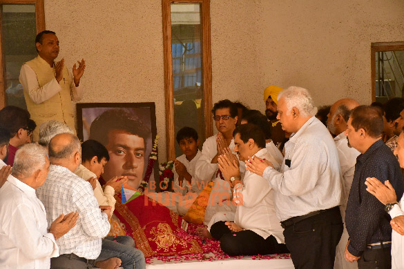 photos celebs attend manoj kumars funeral 4