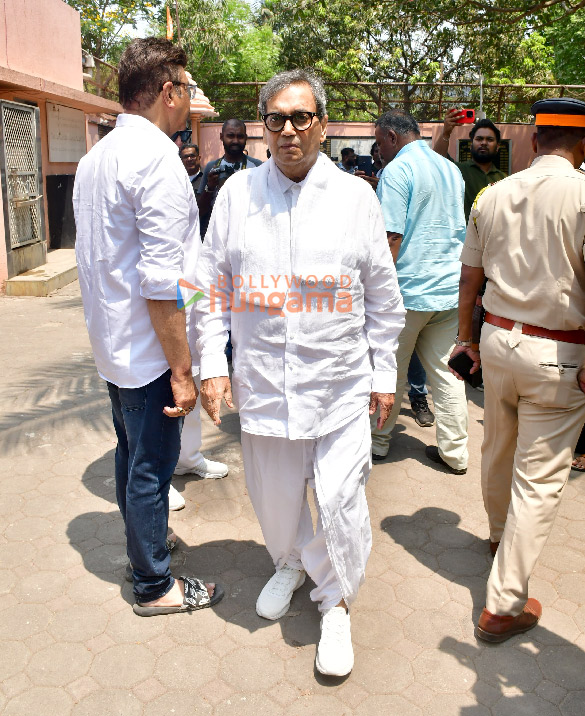photos celebs attend manoj kumars funeral 5 3