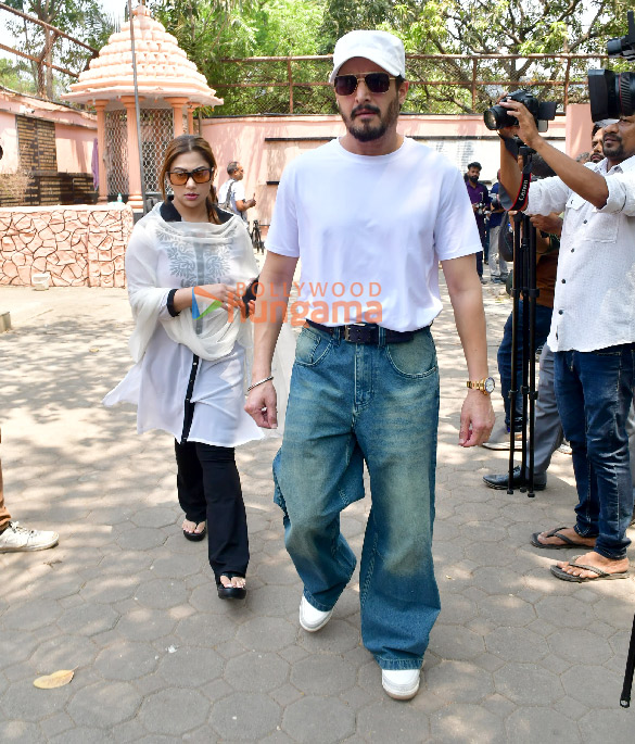 photos celebs attend manoj kumars funeral 6 3