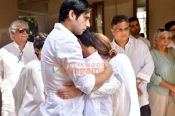 photos celebs attend manoj kumars funeral 7