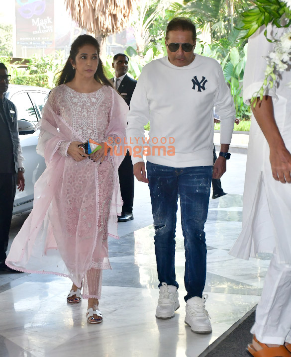 photos farhan akhtar esha deol neil nitin mukesh and others snapped at manoj kumars prayer meet 5