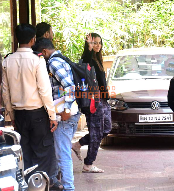 photos genelia deshmukh spotted outside a clinic in bandra 1 2