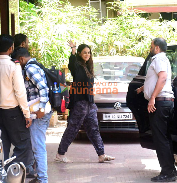photos genelia deshmukh spotted outside a clinic in bandra 4 2