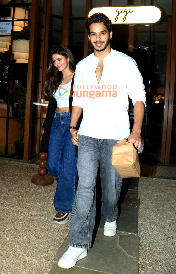 photos ishaan khatter snapped with his girlfriend at gigi in bandra 6