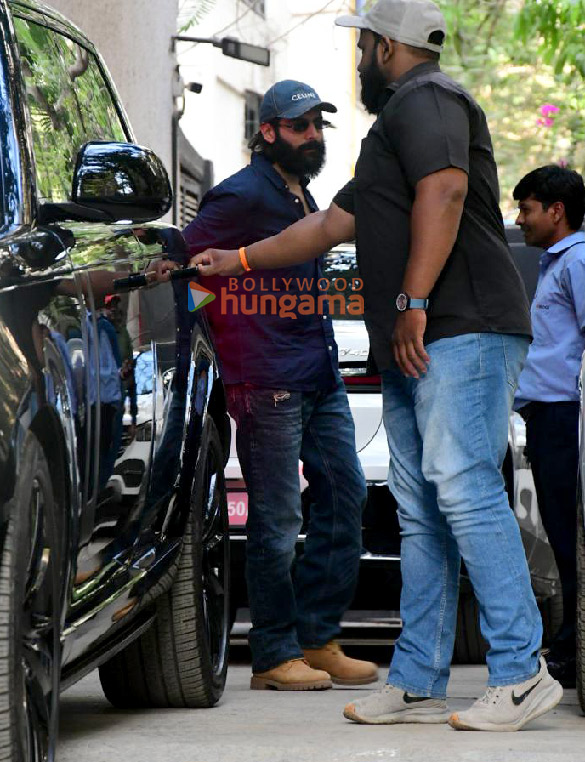 photos kartik aaryan snapped outside maddock films office in santacruz 1
