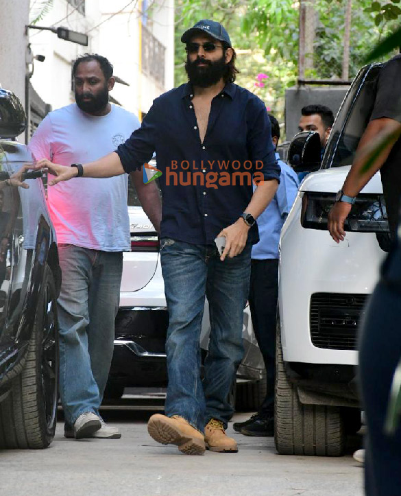 photos kartik aaryan snapped outside maddock films office in santacruz 4