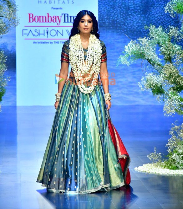 photos kritika kamra and kanika kapoor turn showstoppers for swati kapoors at bombay times fashion week 2025 6