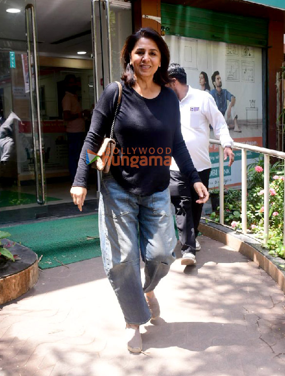 photos neetu singh snapped outside a bank in khar 4