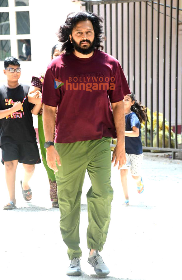 photos riteish deshmukh and genelia deshmukh spotted in bandra 1