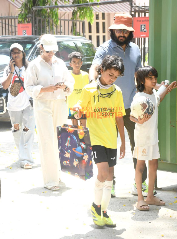 photos riteish deshmukh and genelia deshmukh with kids snapped outside a football ground in bandra 3