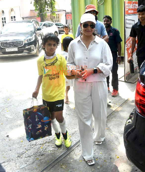 photos riteish deshmukh and genelia deshmukh with kids snapped outside a football ground in bandra 4