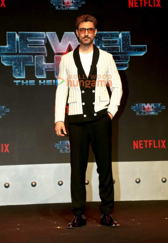photos saif ali khan jaideep ahlawat nikita dutta and others grace the trailer launch of netflixs jewel thief 7