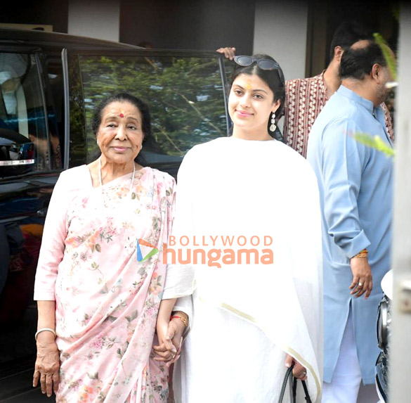 photos sanjay dutt asha bhosle and zanai bhosle snapped at kalina airport 5