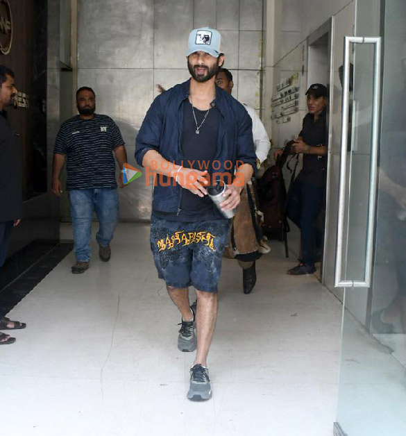 Photos: Shahid Kapoor snapped outside his gym in Santacruz Photos: Shahid Kapoor snapped outside his gym in Santacruz