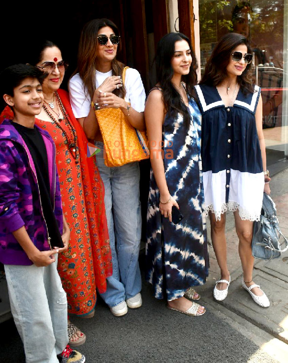 photos shilpa shetty snapped with family at bastian in bandra 3