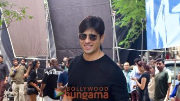 Photos: Sidharth Malhotra snapped during a shoot in Saki Naka