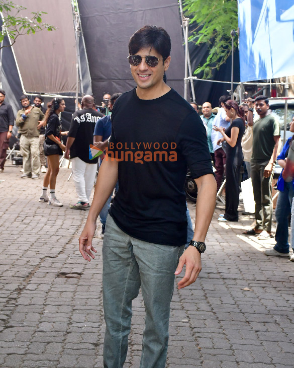 Photos: Sidharth Malhotra snapped during a shoot in Saki Naka Photos: Sidharth Malhotra snapped during a shoot in Saki Naka