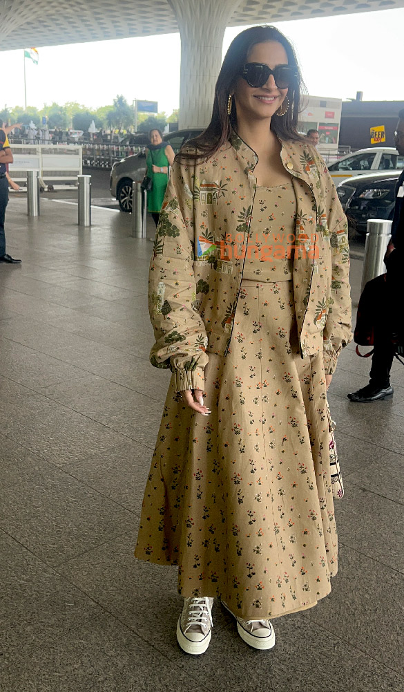 Photos: Sonam Kapoor Ahuja and Nushrratt Bharuccha snapped at the airport Photos: Sonam Kapoor Ahuja and Nushrratt Bharuccha snapped at the airport